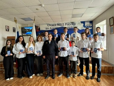 В Саратовской области полицейские вручили первые паспорта юным активистам