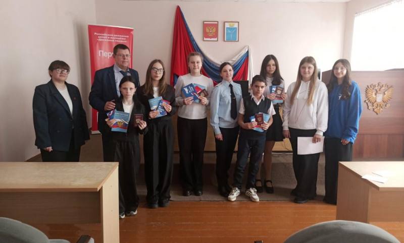 Саратовские полицейские принимают участие в реализации Всероссийского проекта Движения Первых «Мы - граждане России» Саратовские полицейские принимают участие в реализации Всероссийского проекта Движения Первых «Мы - граждане России»