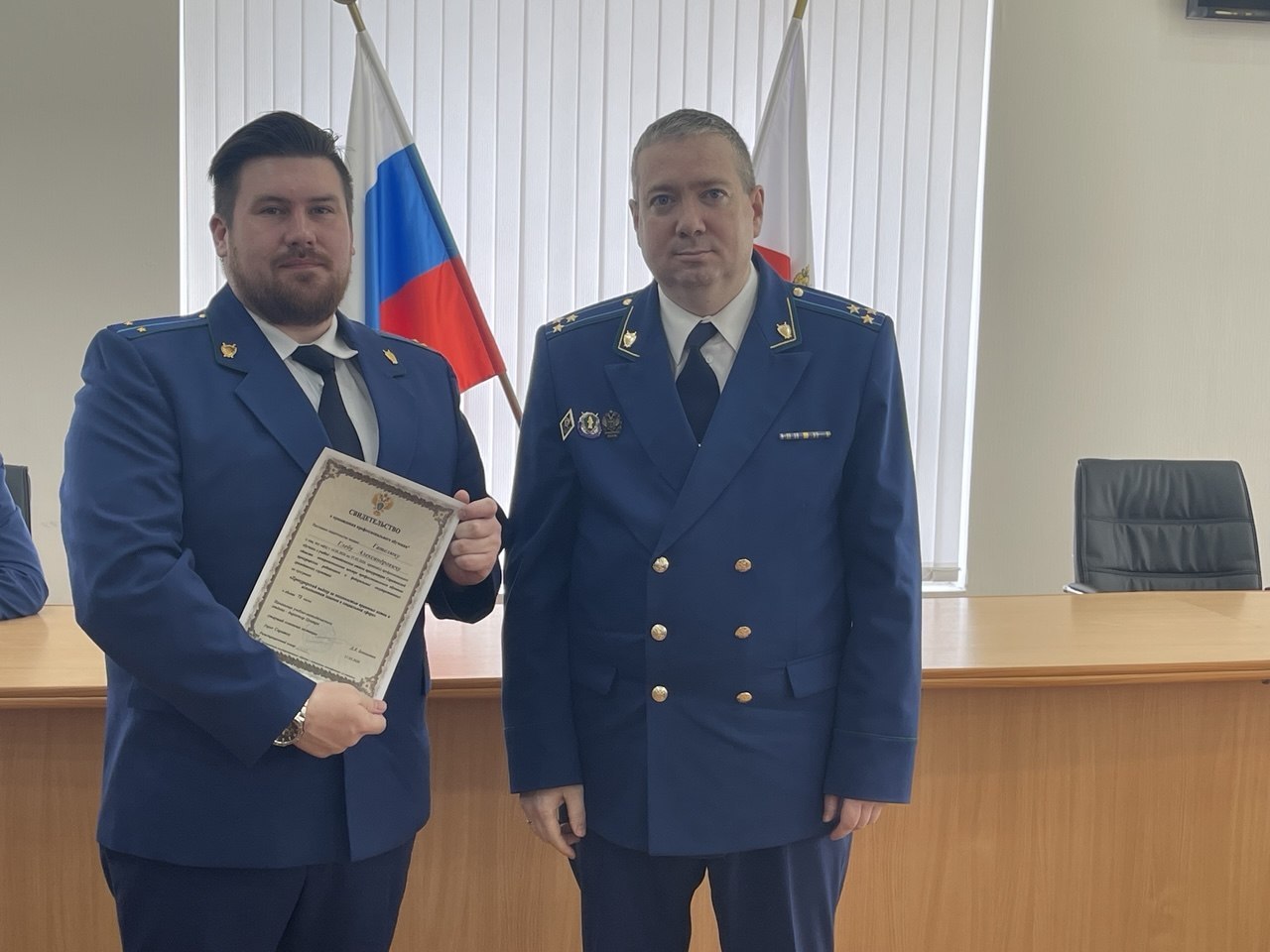 Заместитель прокурора Саратовской области Дмитрий Симанович вручил работникам, прошедшим профессиональное обучение, свидетельства о повышении квалификации Заместитель прокурора Саратовской области Дмитрий Симанович вручил работникам, прошедшим профессиональное обучение, свидетельства о повышении квалификации