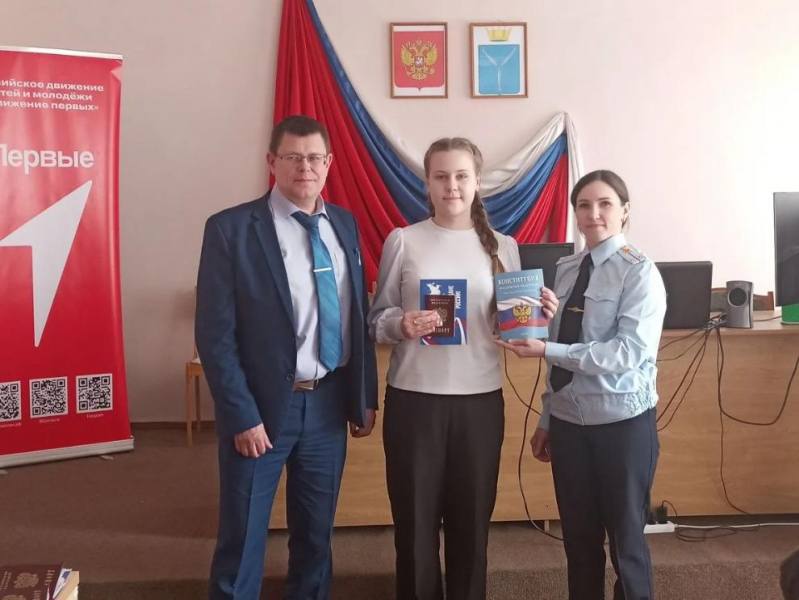 Саратовские полицейские принимают участие в реализации Всероссийского проекта Движения Первых «Мы - граждане России» Саратовские полицейские принимают участие в реализации Всероссийского проекта Движения Первых «Мы - граждане России»