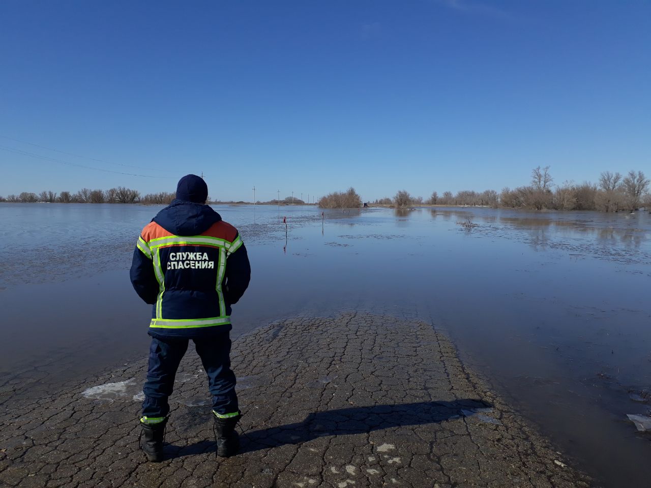 Паводок: в Саратовской области закрыли проезд по мосту