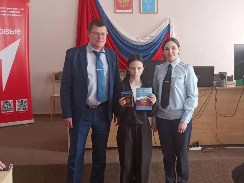 Саратовские полицейские принимают участие в реализации Всероссийского проекта Движения Первых «Мы - граждане России» Саратовские полицейские принимают участие в реализации Всероссийского проекта Движения Первых «Мы - граждане России»