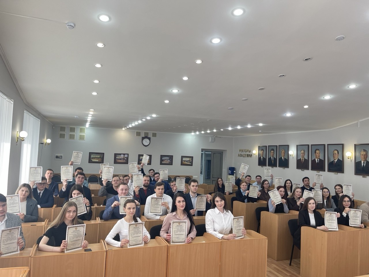 Заместитель прокурора Саратовской области Дмитрий Симанович вручил работникам, прошедшим профессиональное обучение, свидетельства о повышении квалификации Заместитель прокурора Саратовской области Дмитрий Симанович вручил работникам, прошедшим профессиональное обучение, свидетельства о повышении квалификации