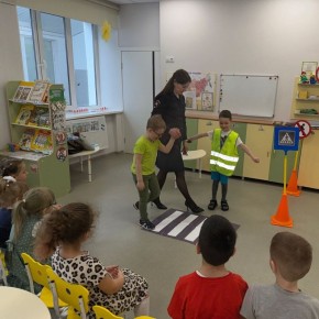 Правила безопасного движения: госавтоинспекторы провели занятие в детском саду