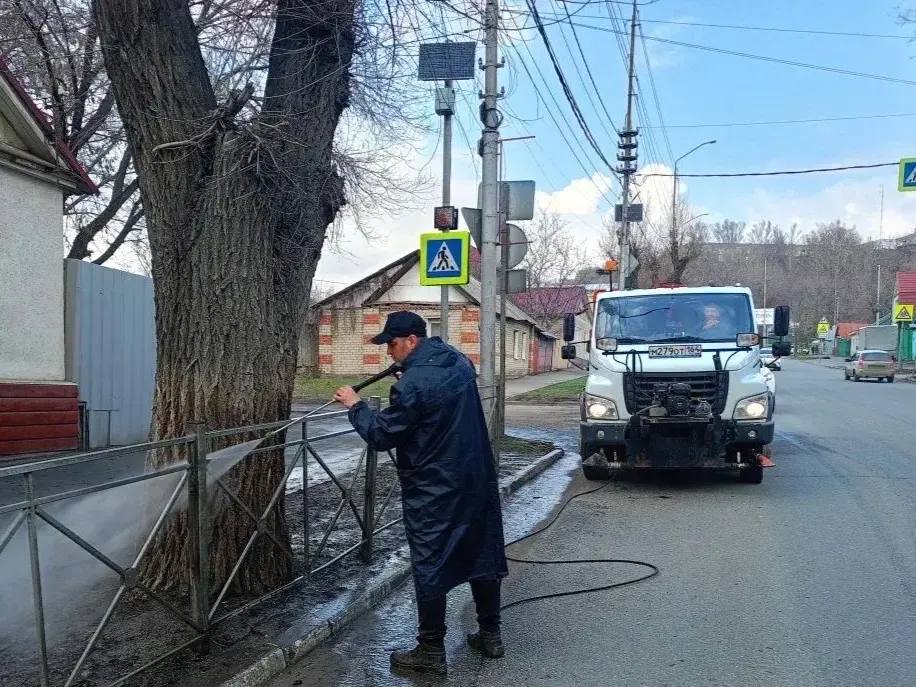 Работы по благоустройству продолжаются Работы по благоустройству продолжаются