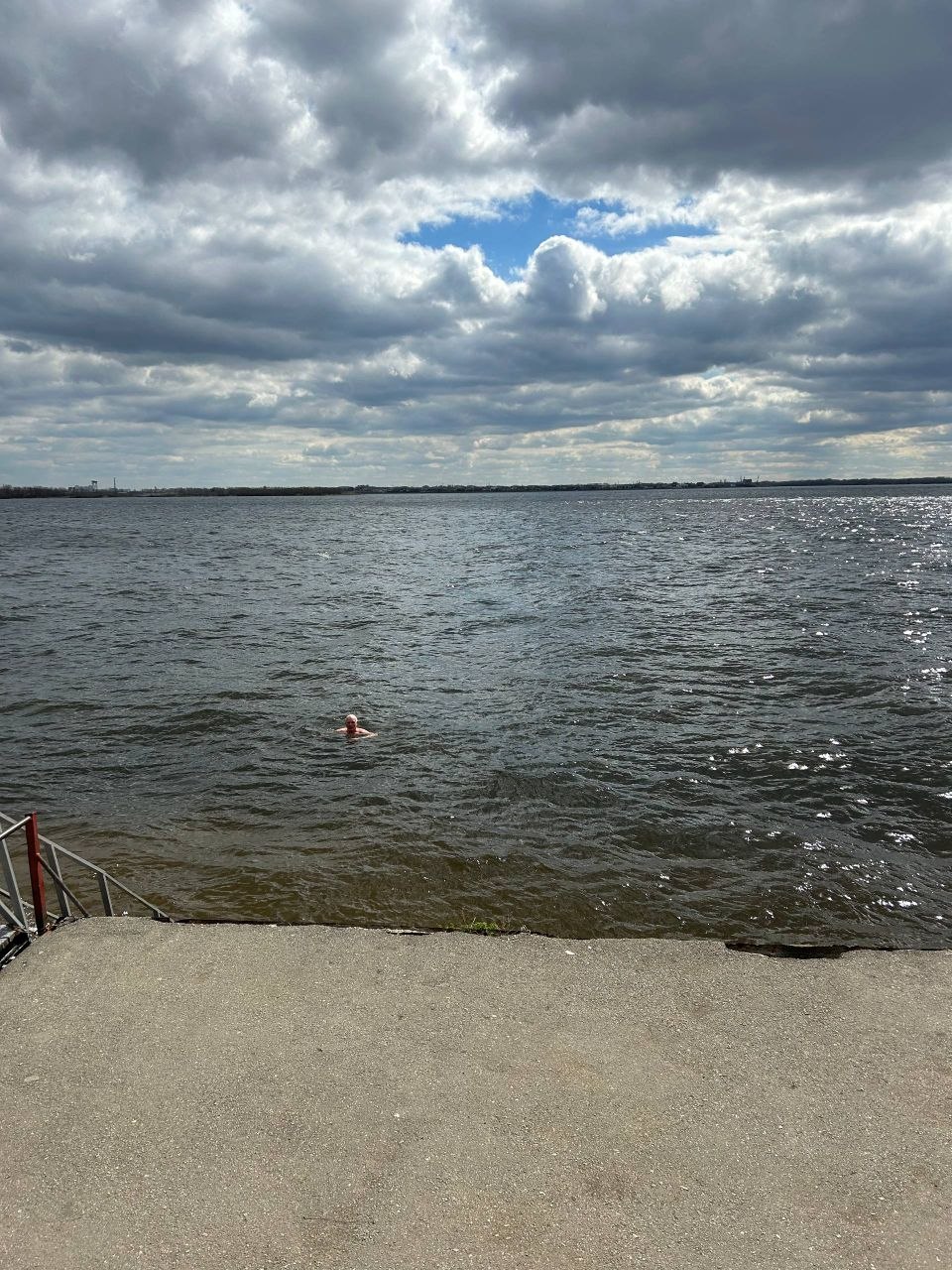 А на саратовской набережной прекрасно — погода как раз для купания! А на саратовской набережной прекрасно — погода как раз для купания!