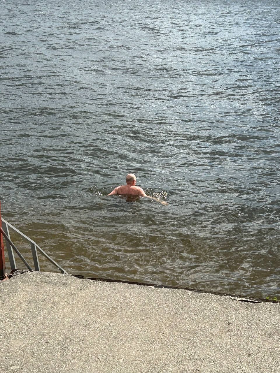 А на саратовской набережной прекрасно — погода как раз для купания!