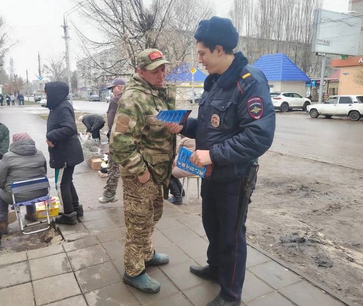Полицейские напомнили жителям Петровска, как противостоять мошенникам Полицейские напомнили жителям Петровска, как противостоять мошенникам