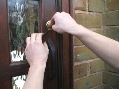 Советы, как справиться с захлопнувшейся дверью: рекомендации экспертов