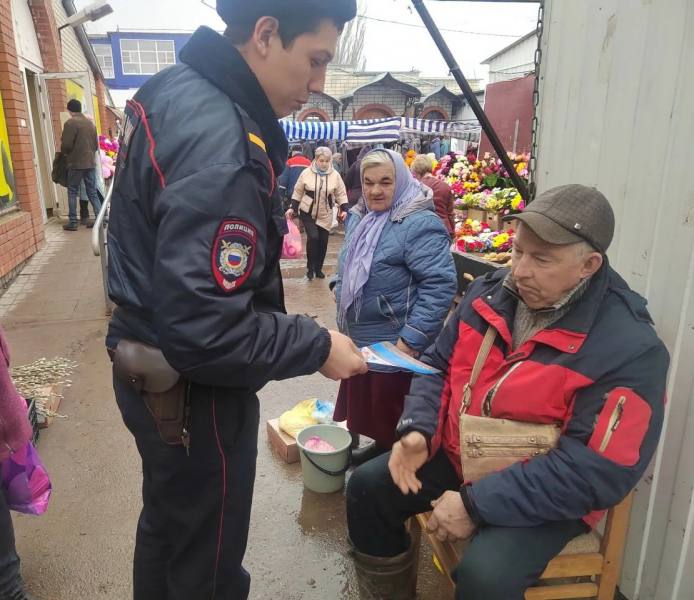 Полицейские напомнили жителям Петровска, как противостоять мошенникам