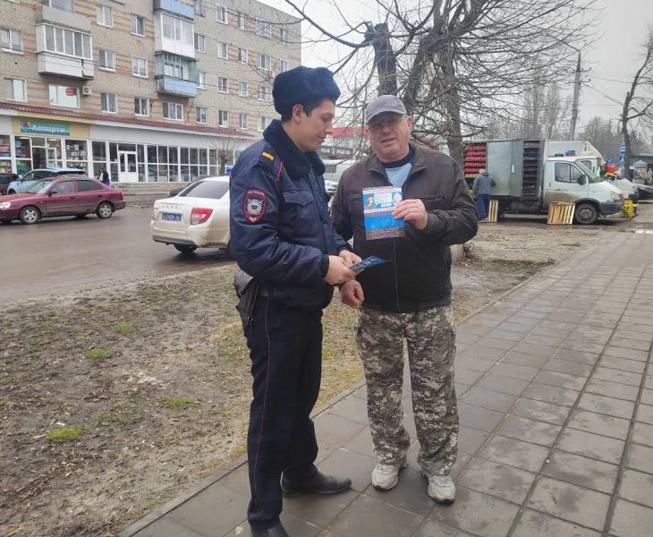 Полицейские напомнили жителям Петровска, как противостоять мошенникам Полицейские напомнили жителям Петровска, как противостоять мошенникам