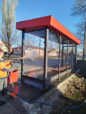 Сотрудники «Комбината благоустройства» моют остановки общественного транспорта