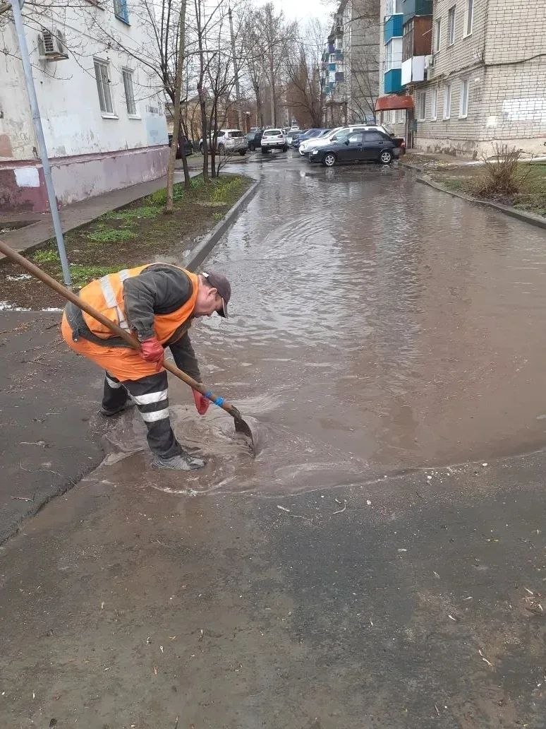 После сильного ливня коммунальные службы продолжают откачивать талые воды на улицах города Балаково После сильного ливня коммунальные службы продолжают откачивать талые воды на улицах города Балаково