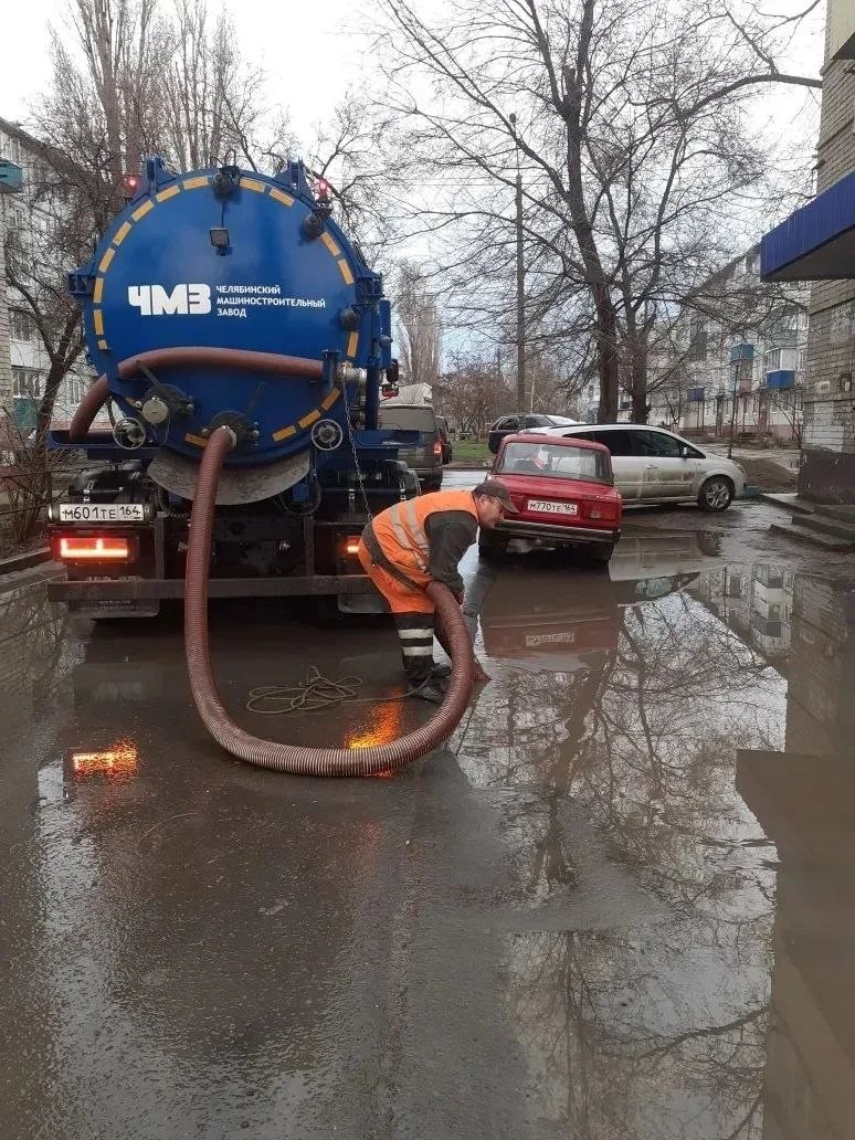 После сильного ливня коммунальные службы продолжают откачивать талые воды на улицах города Балаково После сильного ливня коммунальные службы продолжают откачивать талые воды на улицах города Балаково