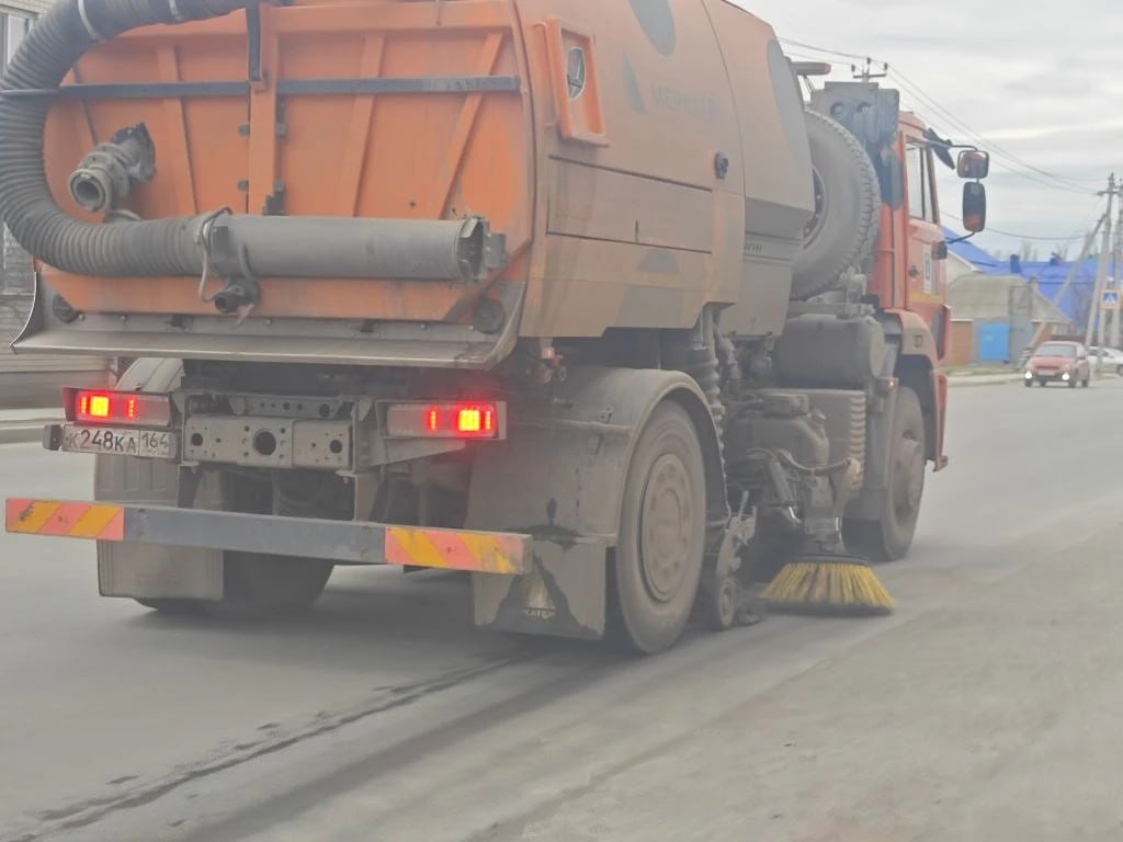 Сотрудники Комбината благоустройства ежедневно наводят порядок в городе Сотрудники Комбината благоустройства ежедневно наводят порядок в городе
