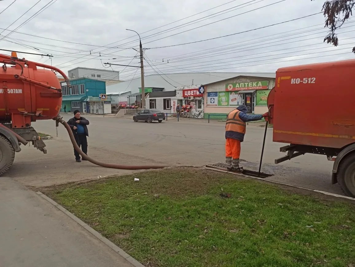 Сотрудники Комбината благоустройства ежедневно наводят порядок в городе Сотрудники Комбината благоустройства ежедневно наводят порядок в городе