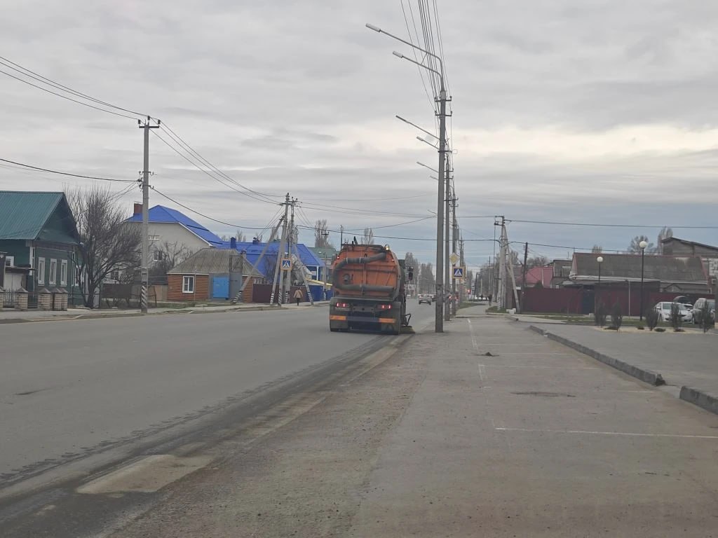 Сотрудники Комбината благоустройства ежедневно наводят порядок в городе Сотрудники Комбината благоустройства ежедневно наводят порядок в городе