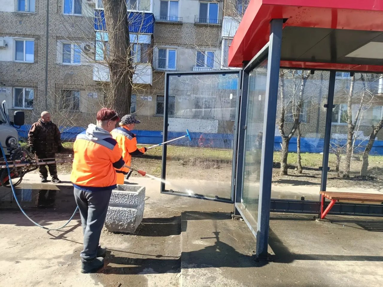 Сотрудники Комбината благоустройства ежедневно наводят порядок в городе Сотрудники Комбината благоустройства ежедневно наводят порядок в городе
