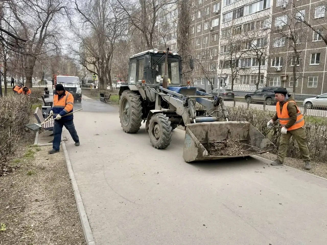 Продолжаются работы по благоустройству Продолжаются работы по благоустройству