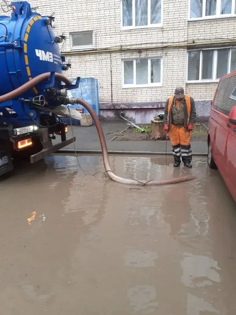 После сильного ливня коммунальные службы продолжают откачивать талые воды на улицах города Балаково После сильного ливня коммунальные службы продолжают откачивать талые воды на улицах города Балаково
