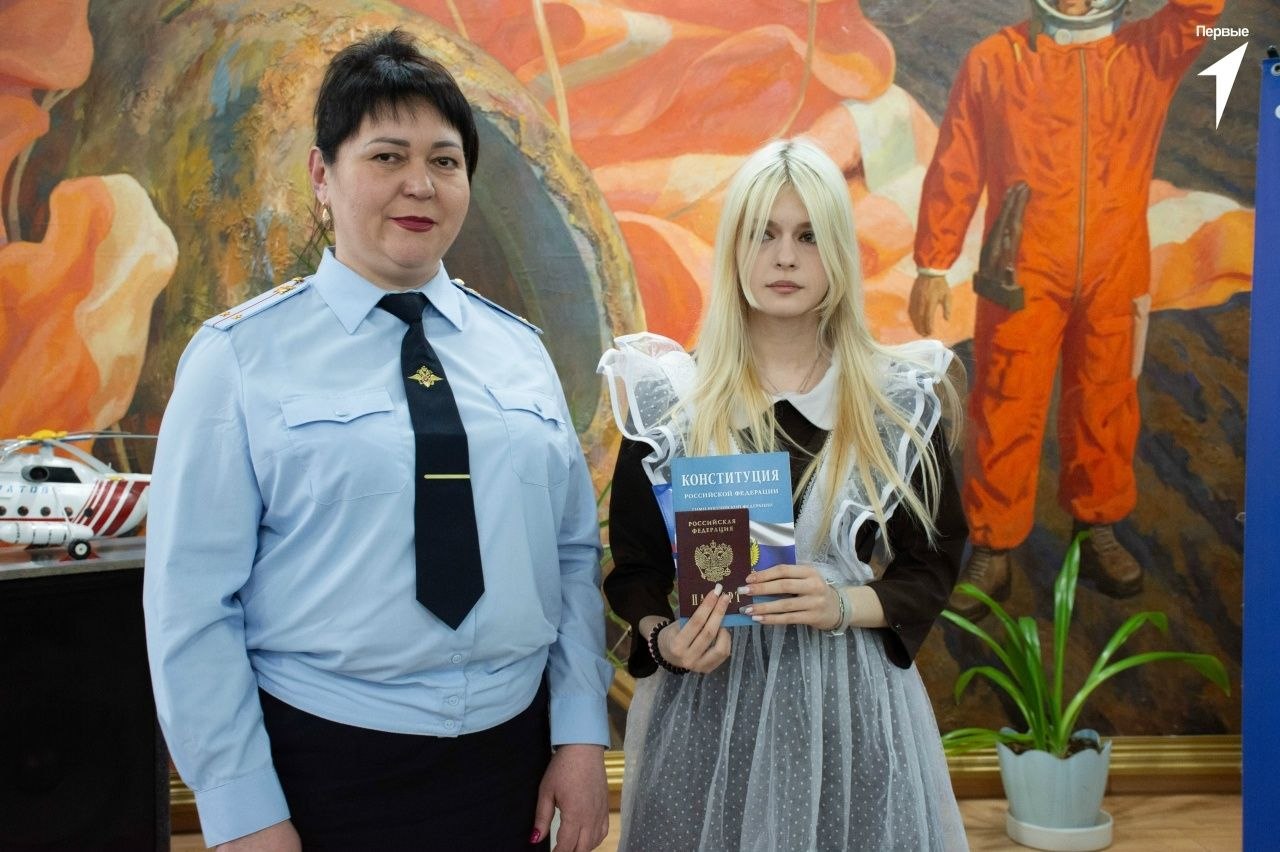 В Саратове в преддверии празднования 65-летия первого полета человека в космос и в рамках всероссийской акции #МыГражданеРоссии в Народном музее Ю.А. Гагарина состоялась торжественная церемония вручения первых паспортов... В Саратове в преддверии празднования 65-летия первого полета человека в космос и в рамках всероссийской акции #МыГражданеРоссии в Народном музее Ю.А. Гагарина состоялась торжественная церемония вручения первых паспортов...