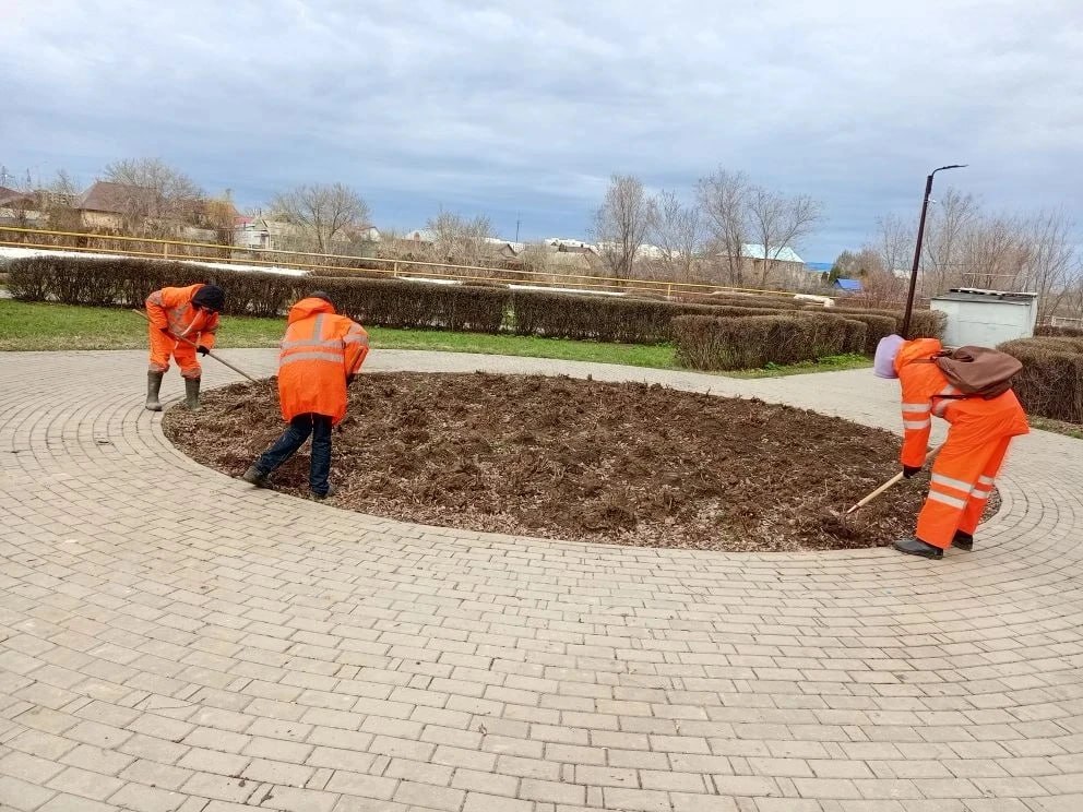 Сотрудники Комбината благоустройства ежедневно наводят порядок в городе Сотрудники Комбината благоустройства ежедневно наводят порядок в городе