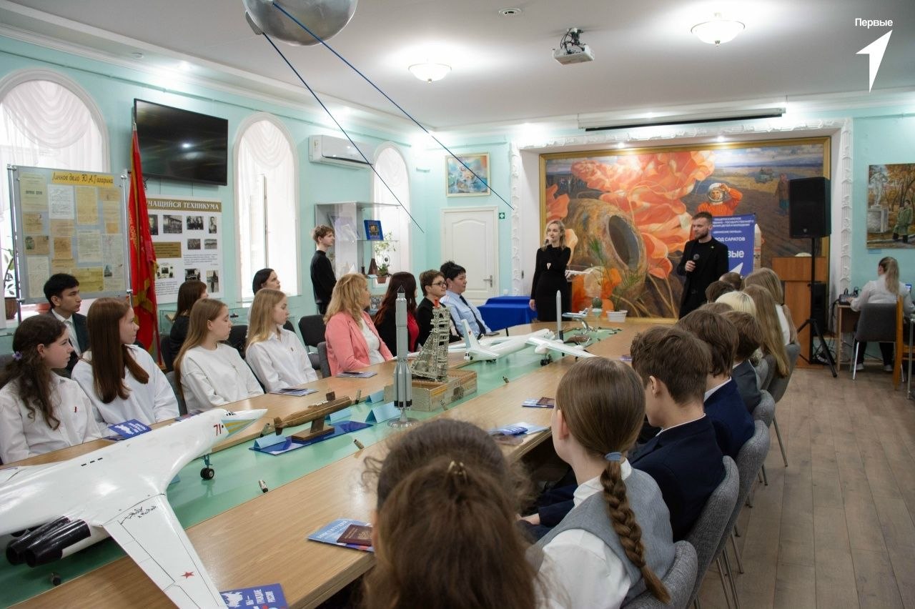 В Саратове в преддверии празднования 65-летия первого полета человека в космос и в рамках всероссийской акции #МыГражданеРоссии в Народном музее Ю.А. Гагарина состоялась торжественная церемония вручения первых паспортов... В Саратове в преддверии празднования 65-летия первого полета человека в космос и в рамках всероссийской акции #МыГражданеРоссии в Народном музее Ю.А. Гагарина состоялась торжественная церемония вручения первых паспортов...