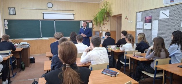 Прокурор учебно-методического отдела прокуратуры области Дмитрий Букин провел встречу с учащимися 11 класса МАОУ «Гимназия № 4 имени Героя Советского Союза В.М. Безбокова» по вопросам профилактики правонарушений среди...