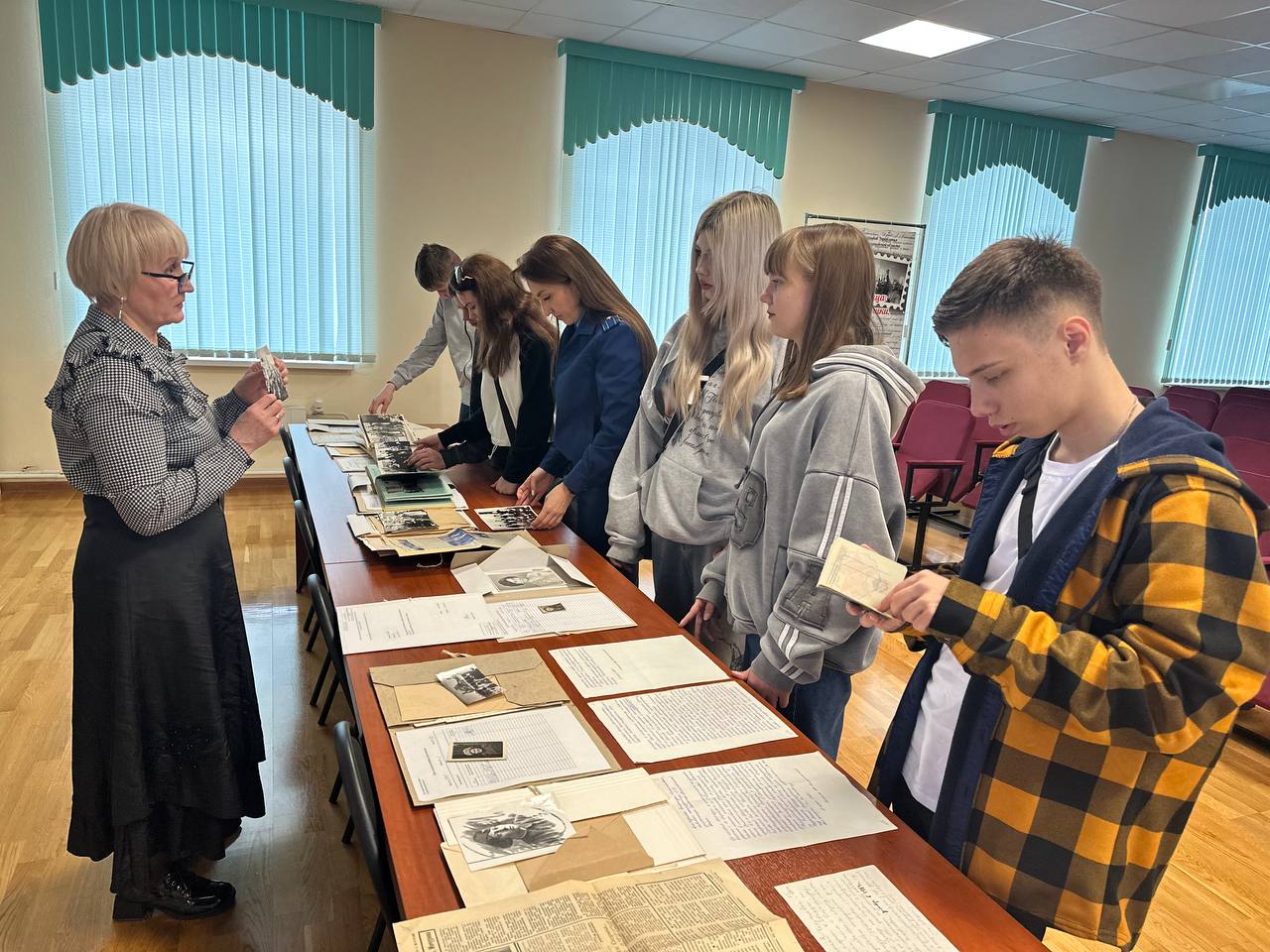 Прокуратура Кировского района г. Саратова в рамках работы по государственно-патриотическому воспитанию организовала для воспитанников центра «Возвращение» посещение выставки «О героях и сражениях: студенты Саратовского... Прокуратура Кировского района г. Саратова в рамках работы по государственно-патриотическому воспитанию организовала для воспитанников центра «Возвращение» посещение выставки «О героях и сражениях: студенты Саратовского...