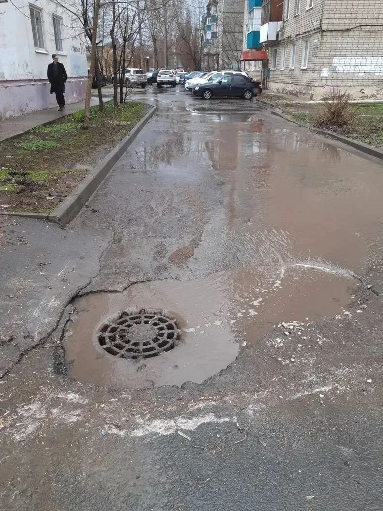 После сильного ливня коммунальные службы продолжают откачивать талые воды на улицах города Балаково После сильного ливня коммунальные службы продолжают откачивать талые воды на улицах города Балаково