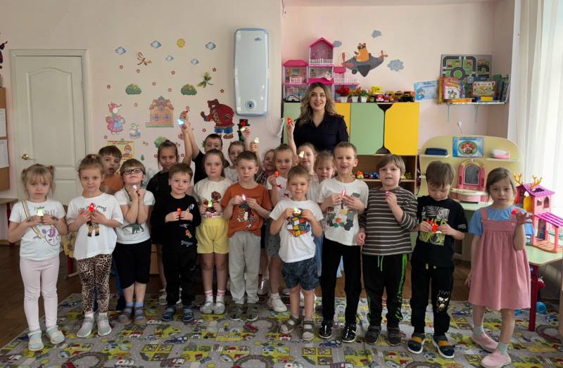 В преддверии Дня космонавтики саратовские госавтоинспекторы научили детсадовцев изготавливать фликеры в форме космических ракет В преддверии Дня космонавтики саратовские госавтоинспекторы научили детсадовцев изготавливать фликеры в форме космических ракет