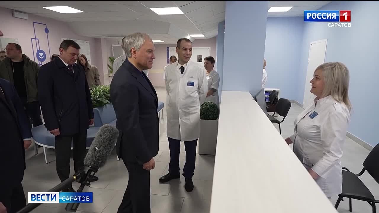 Вячеслав Володин во время посещения новой поликлиники в микрорайоне Авиатор пообщался с врачами и средним медицинским персоналом
