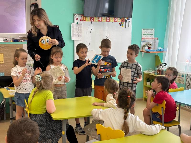 В преддверии Дня космонавтики саратовские госавтоинспекторы научили детсадовцев изготавливать фликеры в форме космических ракет В преддверии Дня космонавтики саратовские госавтоинспекторы научили детсадовцев изготавливать фликеры в форме космических ракет