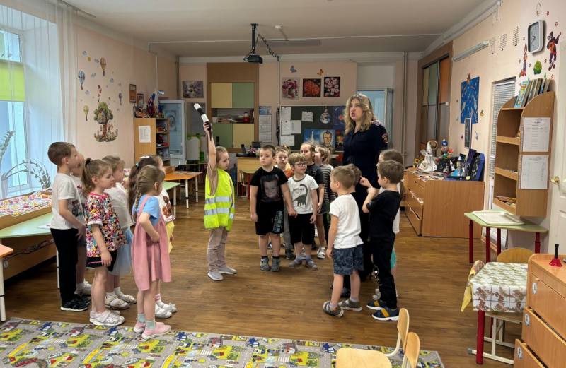 В преддверии Дня космонавтики саратовские госавтоинспекторы научили детсадовцев изготавливать фликеры в форме космических ракет В преддверии Дня космонавтики саратовские госавтоинспекторы научили детсадовцев изготавливать фликеры в форме космических ракет