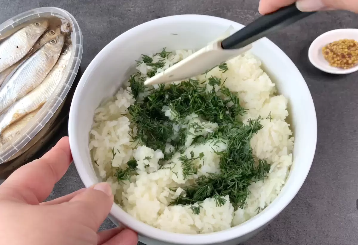 Картофельные роллы с килькой: простая закуска для дружеских вечеринок