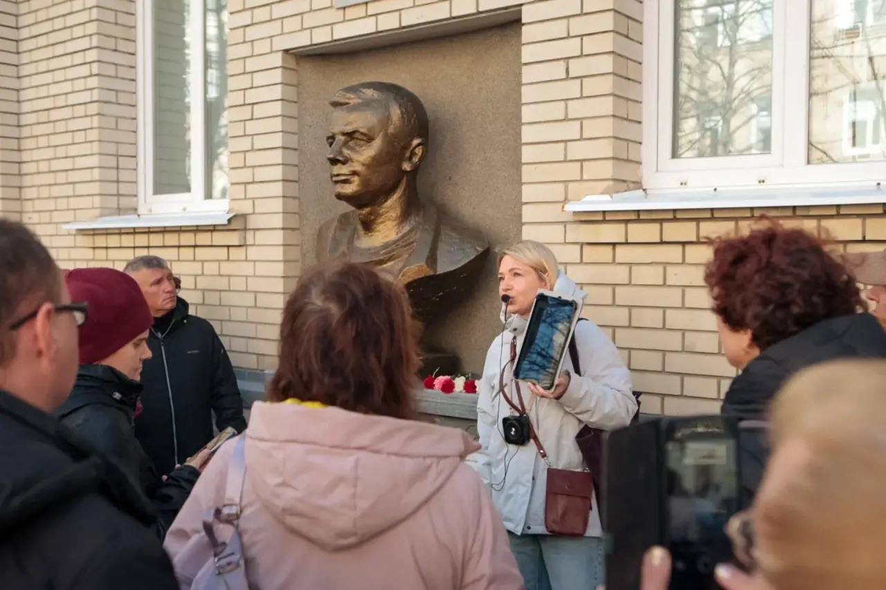 Жители и гости города приняли участие в пешеходной экскурсии «Улица, по которой гулял Гагарин» Жители и гости города приняли участие в пешеходной экскурсии «Улица, по которой гулял Гагарин»