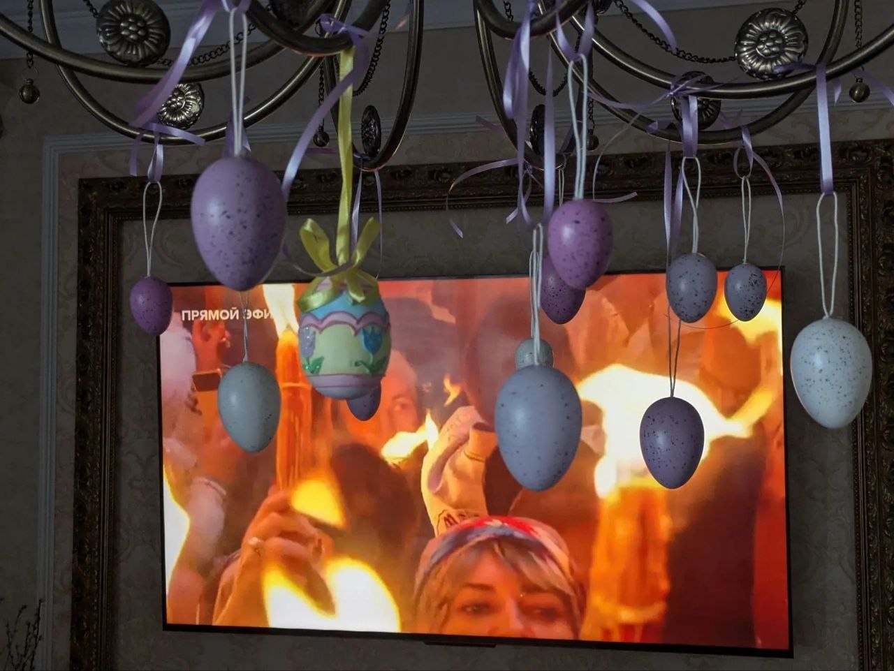 Благодатный огонь сошел с Небес на Землю Благодатный огонь сошел с Небес на Землю