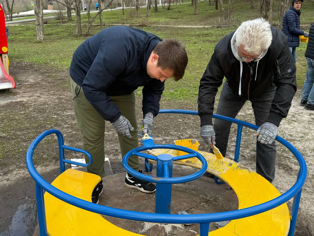 Почти 4 000 саратовцев сегодня приняли участие в субботнике Почти 4 000 саратовцев сегодня приняли участие в субботнике