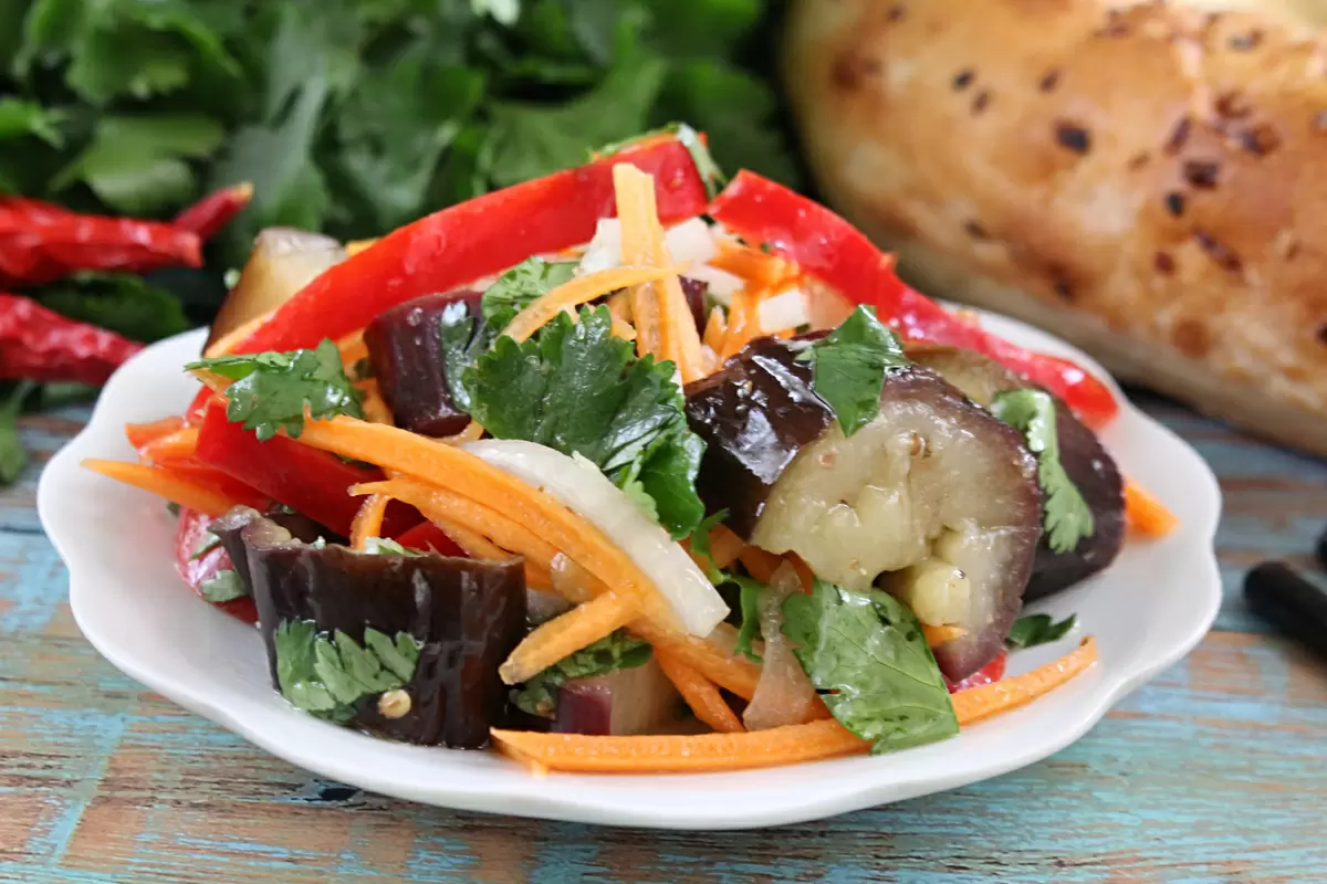 Непревзойденный овощной салат с баклажанами в корейском стиле