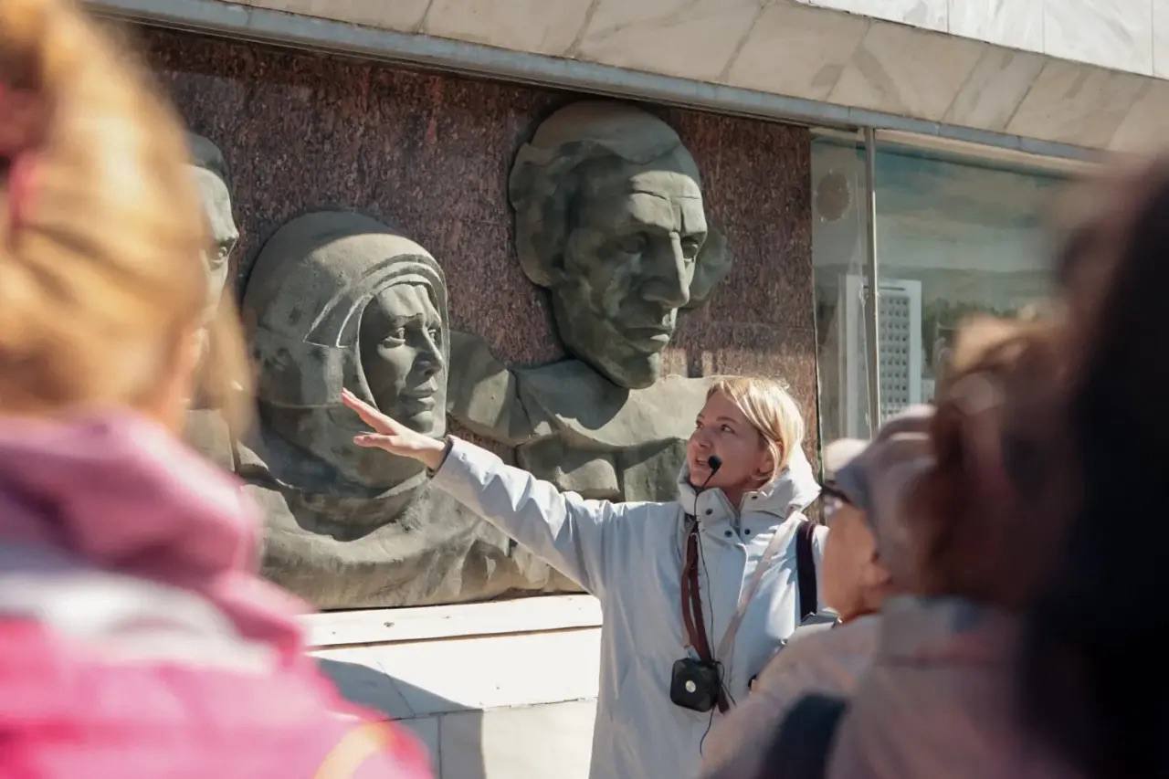 Жители и гости города приняли участие в пешеходной экскурсии «Улица, по которой гулял Гагарин»