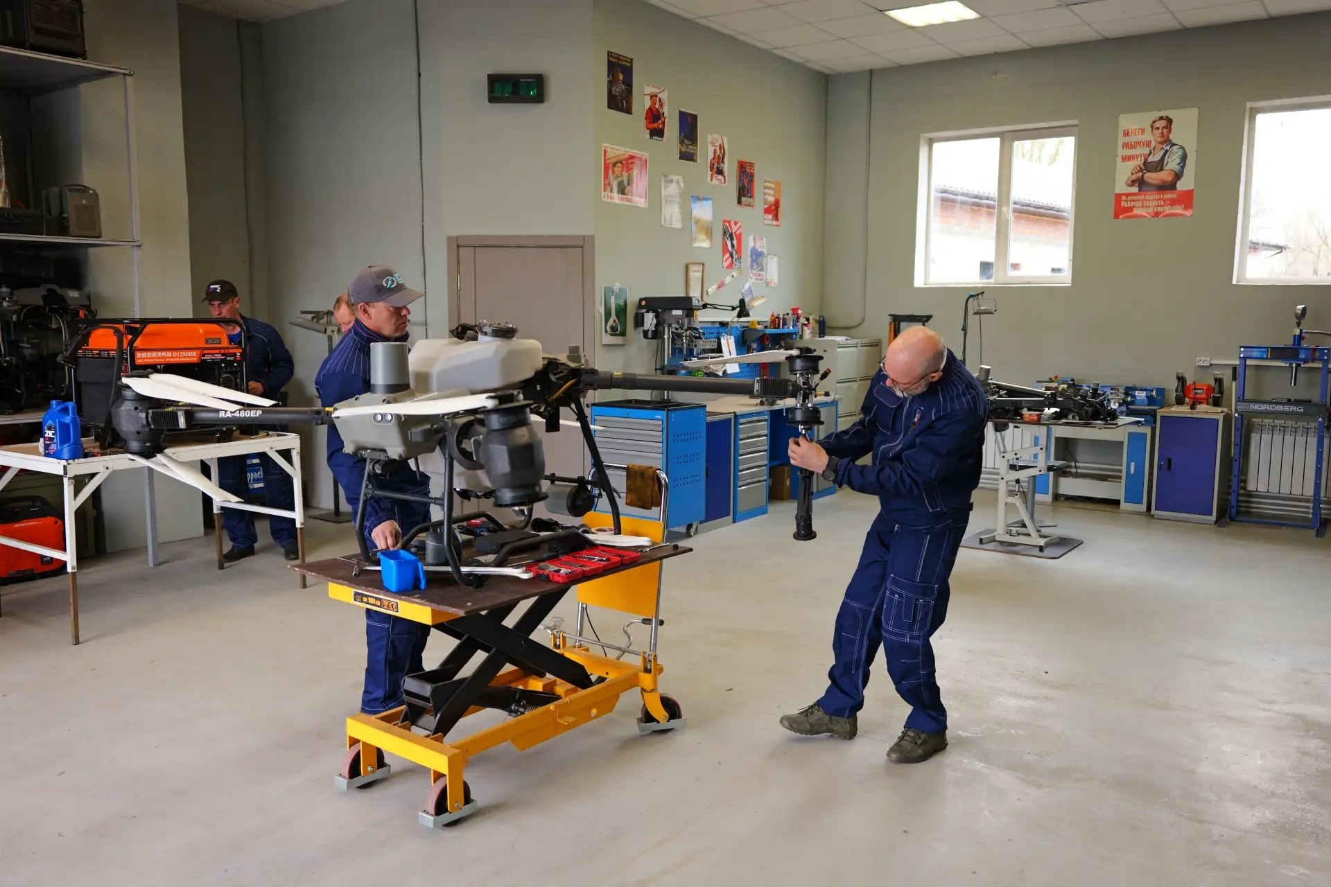 Роман Бусаргин: Кандидаты наук, военные летчики-инструкторы и опытные авиаинженеры сегодня на территории Балашовского района развивают самое востребованное направление - эксплуатация беспилотных авиационных систем... Роман Бусаргин: Кандидаты наук, военные летчики-инструкторы и опытные авиаинженеры сегодня на территории Балашовского района развивают самое востребованное направление - эксплуатация беспилотных авиационных систем...