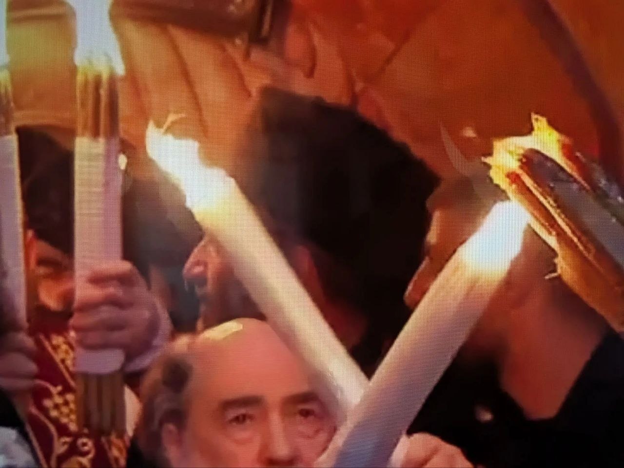 Благодатный огонь сошел с Небес на Землю Благодатный огонь сошел с Небес на Землю