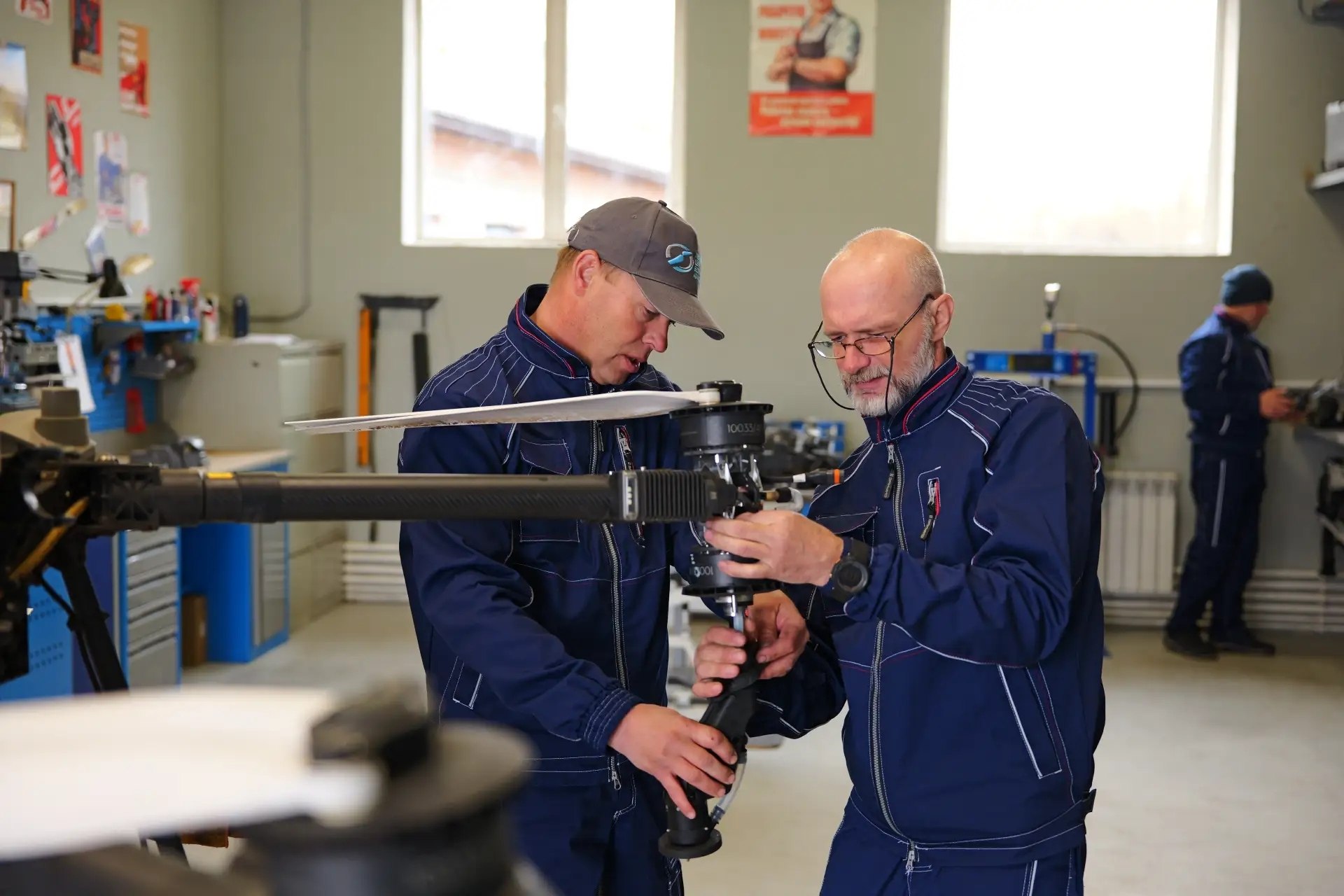 Роман Бусаргин: Кандидаты наук, военные летчики-инструкторы и опытные авиаинженеры сегодня на территории Балашовского района развивают самое востребованное направление - эксплуатация беспилотных авиационных систем... Роман Бусаргин: Кандидаты наук, военные летчики-инструкторы и опытные авиаинженеры сегодня на территории Балашовского района развивают самое востребованное направление - эксплуатация беспилотных авиационных систем...