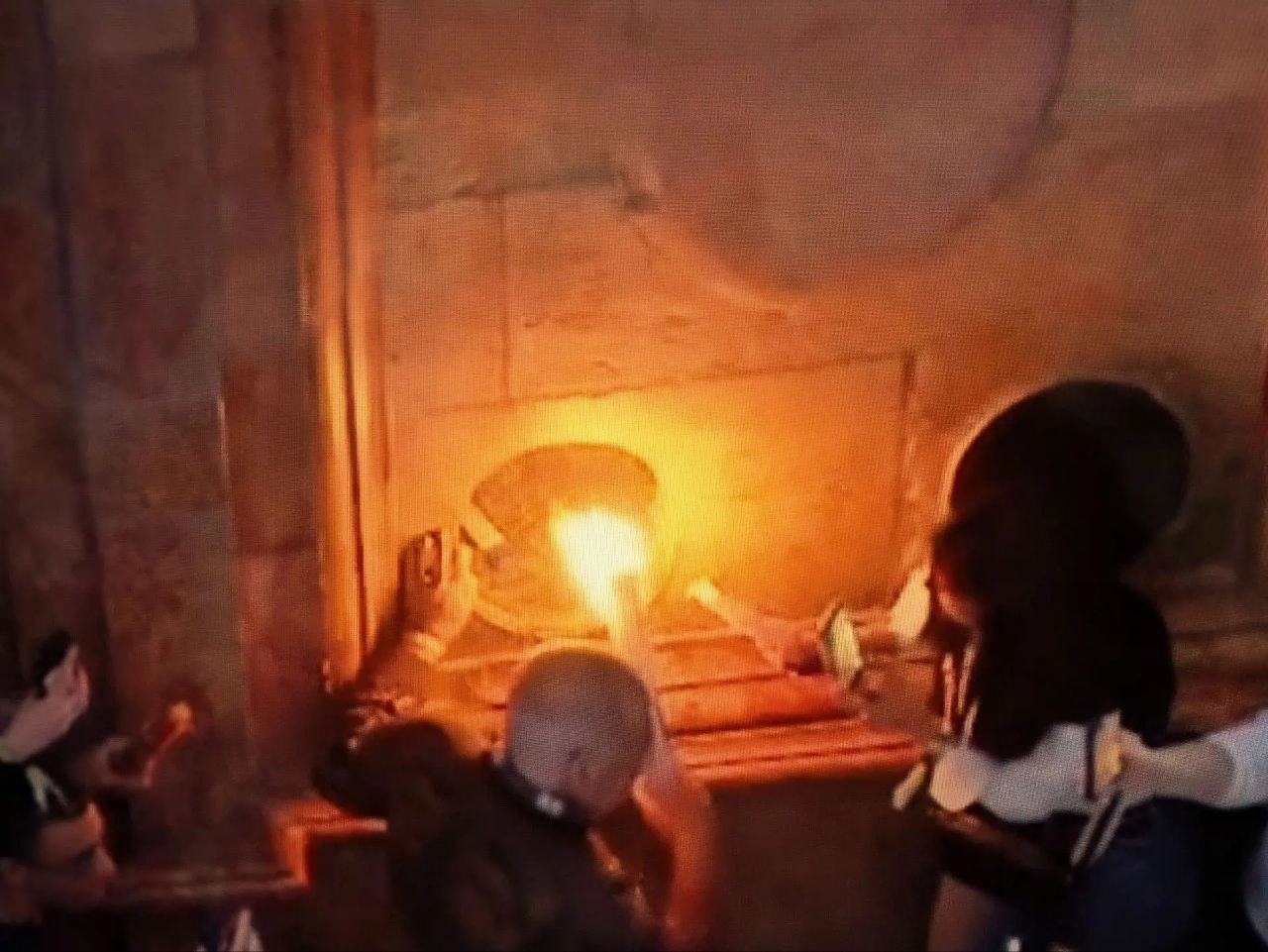 Благодатный огонь сошел с Небес на Землю Благодатный огонь сошел с Небес на Землю