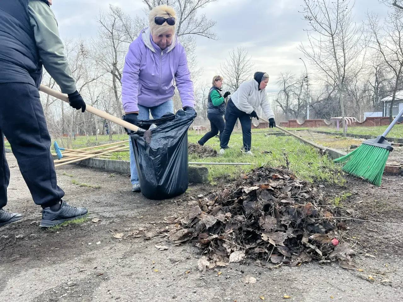Почти 4 000 саратовцев сегодня приняли участие в субботнике Почти 4 000 саратовцев сегодня приняли участие в субботнике