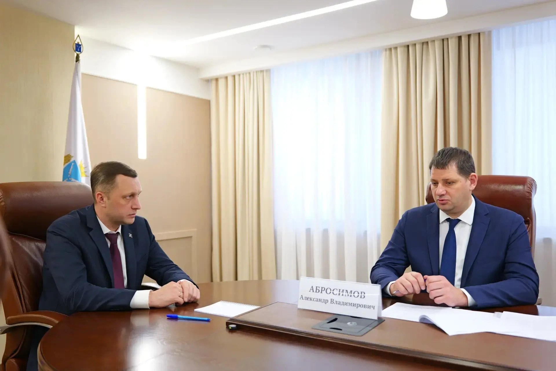 Развитие массового и детского спорта на территории Саратовской области стало основной темой рабочей встречи губернатора Саратовской области Романа Бусаргина с новым профильным министром Александром Абросимовым