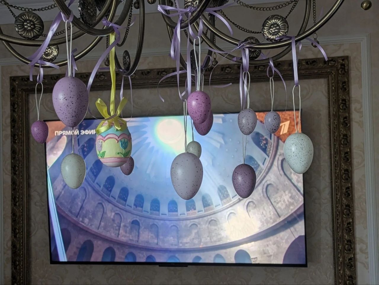 Благодатный огонь сошел с Небес на Землю Благодатный огонь сошел с Небес на Землю