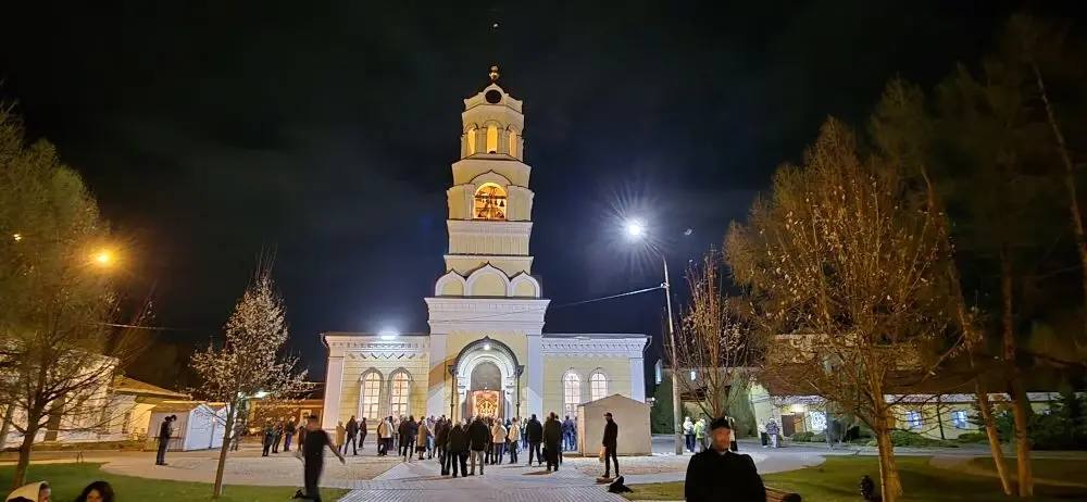 Вместе с сотнями верующих в Свято-Троицком кафедральном соборе принял участие во всенощной службе, которую провел епископ Покровский и Новоузенский Феодор Вместе с сотнями верующих в Свято-Троицком кафедральном соборе принял участие во всенощной службе, которую провел епископ Покровский и Новоузенский Феодор