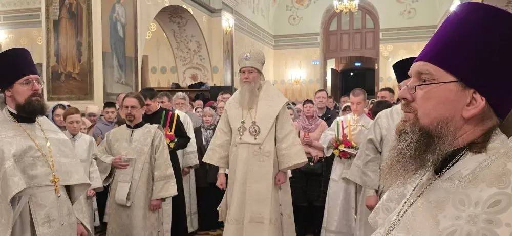Вместе с сотнями верующих в Свято-Троицком кафедральном соборе принял участие во всенощной службе, которую провел епископ Покровский и Новоузенский Феодор Вместе с сотнями верующих в Свято-Троицком кафедральном соборе принял участие во всенощной службе, которую провел епископ Покровский и Новоузенский Феодор