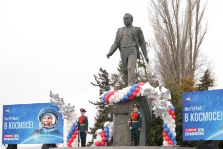 Областные депутаты возложили цветы к памятнику Юрию Гагарину на Набережной Космонавтов